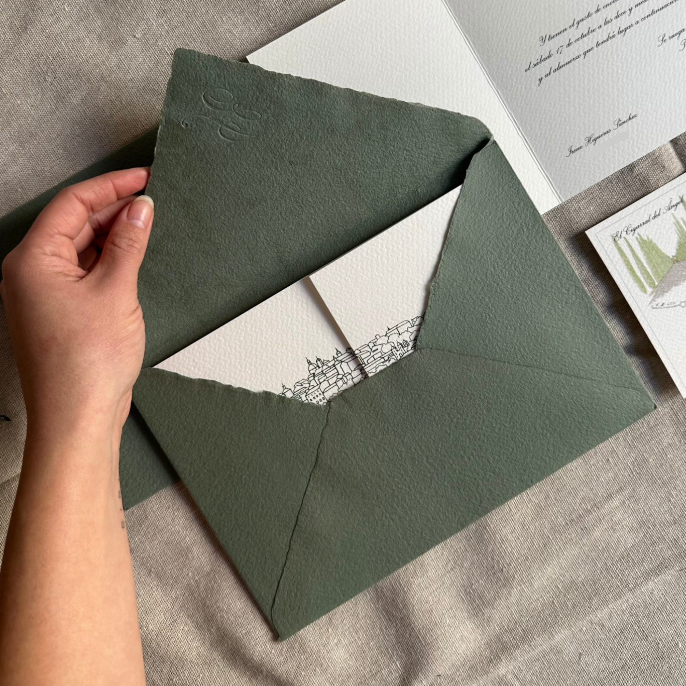 Invitación Irene - Sobre artesanal verde eucalipto